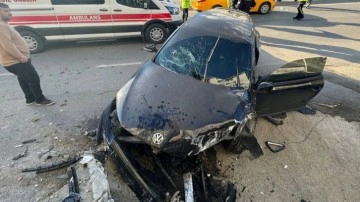 İstanbul'da istinat duvarına çarpan otomobilin sürücüsü yaralandı