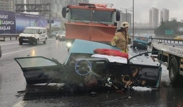 İstanbul'da kaza yapan araç ikiye bölündü, 2 kişi yaralandı