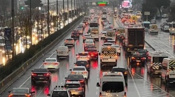 İstanbul'da sağanak yağış hayatı felç etti! Trafik yoğunluğu yüzde 76'ya kadar çıktı