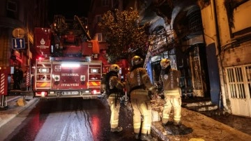 İstanbul'da tarihi handa çıkan yangın söndürüldü!