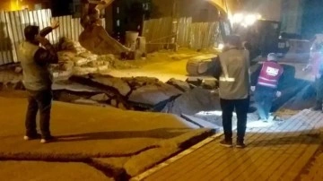 İstanbul'da yol çöktü! Binalar hemen boşaltıldı