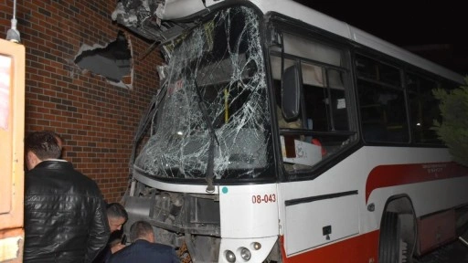 İzmir'de belediye otobüsü AVM bahçesine uçtu