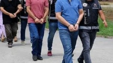 İzmir'de dolandırıcılık zanlısı 3 kişi tutuklandı