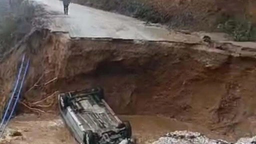 İzmir'de yol çöktü: Bir araç çukura düştü!