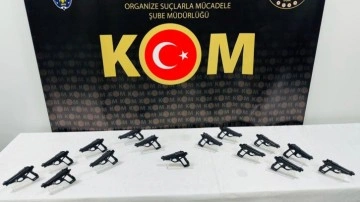 İzmir'de 15 ruhsatsız tabanca ele geçirildi!
