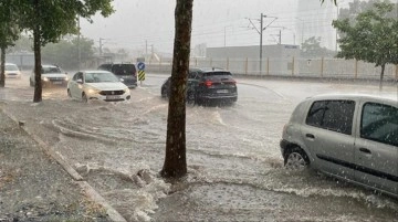 İzmir'de etkili olan sağanak nedeniyle yollar yine göle döndü