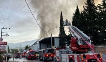 İzmir'de fabrika yangınına müdahale ediliyor