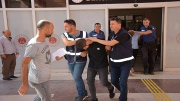 İzmir'de zehir tacirleri polis tarafından suçüstü yakalandı!