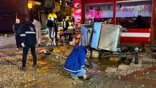 Kadıköy'de ana su şebekesi patladı 5 katlı binanın sakinleri tahliye edildi