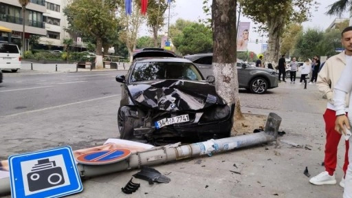 Kadıköy'de kaza! Direğe çarptı