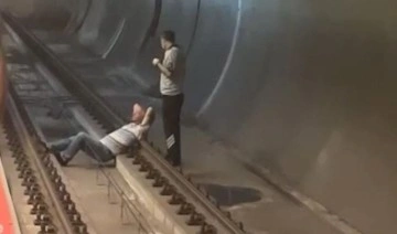 Kadıköy'de bir kişi metro raylarına uzandı