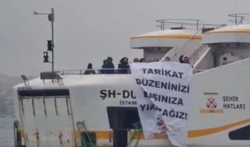 Kadınlar vapurda pankart açtı: 'Tarikat düzeninizi başınıza yıkacağız!'