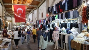 Kahramanmaraş'ta sıcak havada serin çarşıda alışveriş imkanı