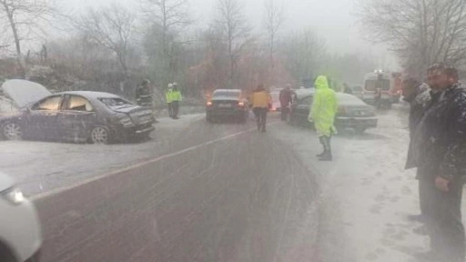 Kandıra'da iki otomobilin çarpıştığı kazada 7 kişi yaralandı