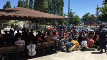 Kapalı kasa kamyonetten 103 kaçak göçmen çıktı