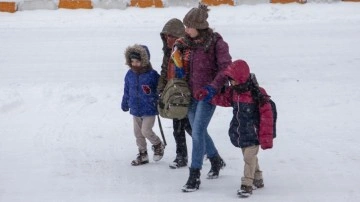 Kar yağışı fena bastırdı okullar tatil edildi! Engelli ve hamileler de...