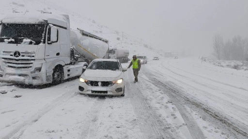 Kar yağışı Gümüşhane-Erzincan kara yolunu trafiğe kapattı