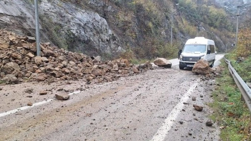 Karabük-Zonguldak kara yolunda heyelan: Ulaşım aksadı