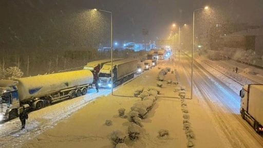 Karadeniz Sahil Yolu iki tırın çarpışması sonucu ulaşıma kapandı