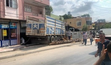 Karşı şeride geçen kamyon, fırının odunluğuna girdi; 1 ağır yaralı