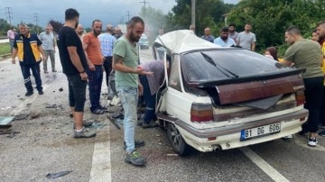 Karşı şeride geçen otomobil iki araca çarptı: 1 ölü