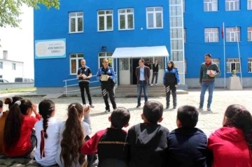 Kars'ta öğrencilere 'Genel Güvenlik, Asayiş ve Akran Zorbalığı' anlatıldı