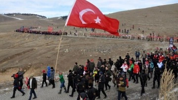 Kars'ta Sarıkamış şehitleri anıldı; Binlerce kişi eksi 12 derecede yürüdü
