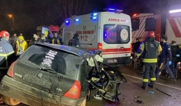 Kartepe'de korkunç kaza... Otomobil ile cip kafa kafaya çarpıştı: 6 yaralı