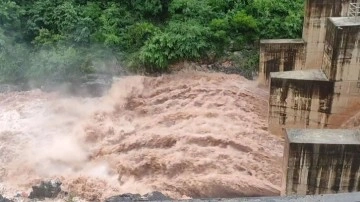 Kastamonu'da sel nedeniyle evler boşaltıldı!