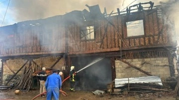 Kastamonu'da sobadan çıkan yangın iki katlı ahşap evi küle çevirdi