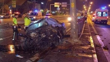 Kayseri'de refüjdeki korkuluklara çarpan otomobil parçalandı: 2 ölü, 2 yaralı