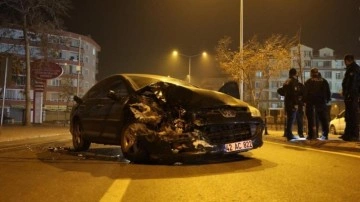 Kaza yaptı, hasar gören otomobili bırakıp kaçtı