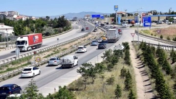 "Kilit kavşak" Kırıkkale'de bayram öncesi trafik yoğunluğu sürüyor!