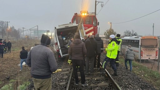 Kırklareli'nde hemzemin geçitte tren servis minibüsüne çarptı