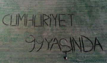 Kırklareli'nde bir çiftçi tarlasına traktörüyle 'Cumhuriyet 99 yaşında' yazdı