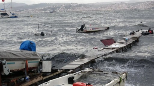 Kocaeli’de sağanak ve fırtına nedeniyle tekneler battı