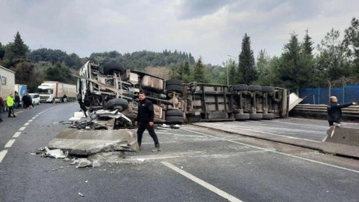 Kocaeli'de tır devrildi! Sürücü yaralandı