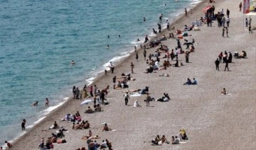 Konyaaltı Sahili'nde 'bayram' yoğunluğu