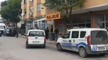 Kötü koku ihbarına giden ekipler, girdikleri evde ceset buldu