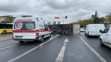 Küçükçekmece'de korkunç kaza! Kayganlaşan yolda kamyon devrildi