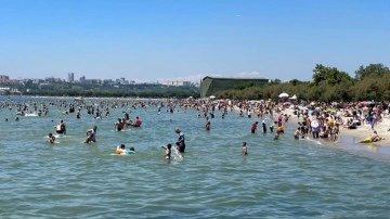 Küçükçekmece'deki Menekşe Halk Plajı tıka basa doldu