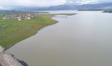 Kuraklık ve yağış azlığının etkisiyle Keban Baraj Gölü'nde çekilme sürüyor