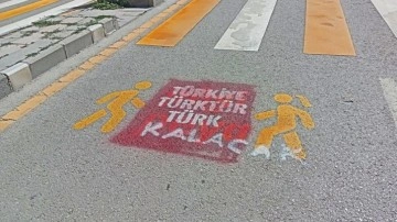 Kürtçe trafik uyarılarının üzerine 'Türkiye Türk’tür' yazıldı