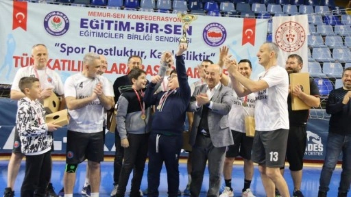 Kütahya’da eğitim çalışanları voleybol turnuvası sonuçlandı