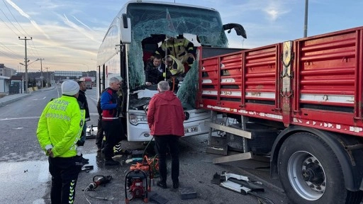 Kütahya'da yolcu otobüsü tıra çarptı: 14 yaralı