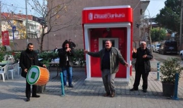 Mahalleye kurulan ATM'ye 'davullu zurnalı' kutlama