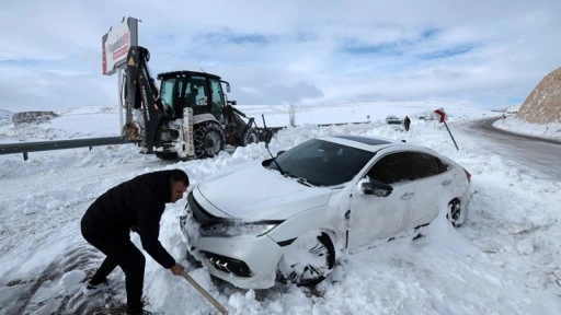 Malatya'da yolda mahsur kalan araçlar kaldırıldı