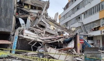 Malatya’da depremde ağır hasar alan MHP il binası çöktü!