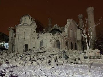 Malatya'da meydana gelen depremde 123 yıllık Yeni Camii yıkıldı