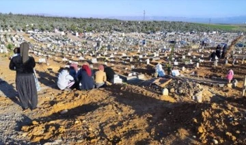 Malatya'da namaz sonrası mezarlıkta buruk bayram